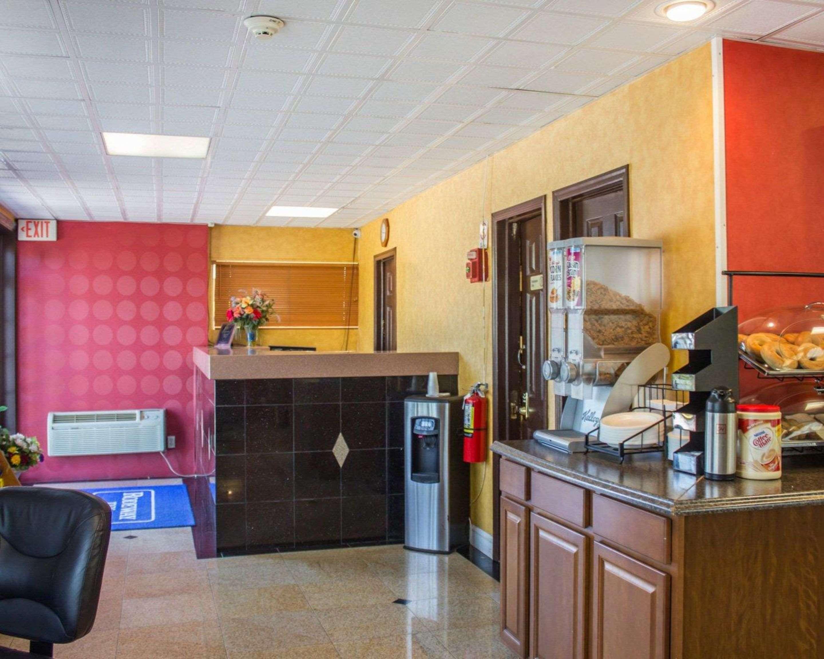 Rodeway Inn Huntington Station - Melville Dış mekan fotoğraf