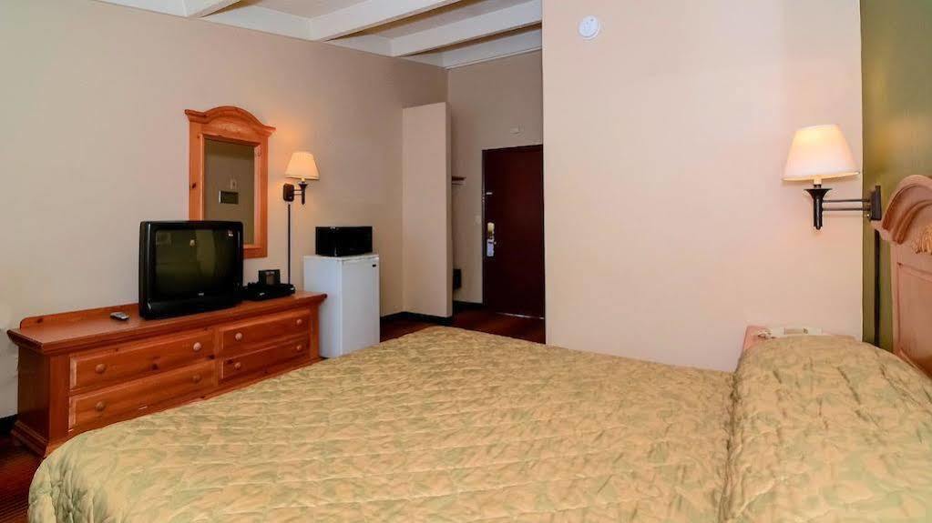 Rodeway Inn Huntington Station - Melville Dış mekan fotoğraf